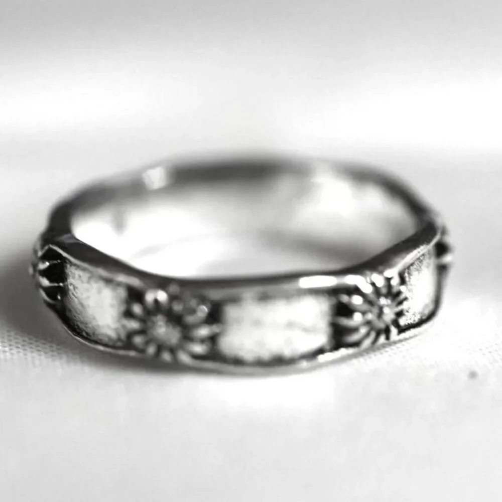 NWOT Bewitching Art Deco Floral Silver Tone Metal Size 8.5 Casual Unisex Ring
